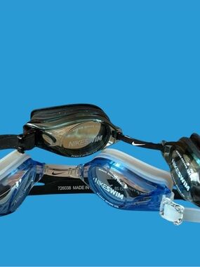 🆕 🏊‍♂️ Nike Black and Blue Swim Goggles (2)